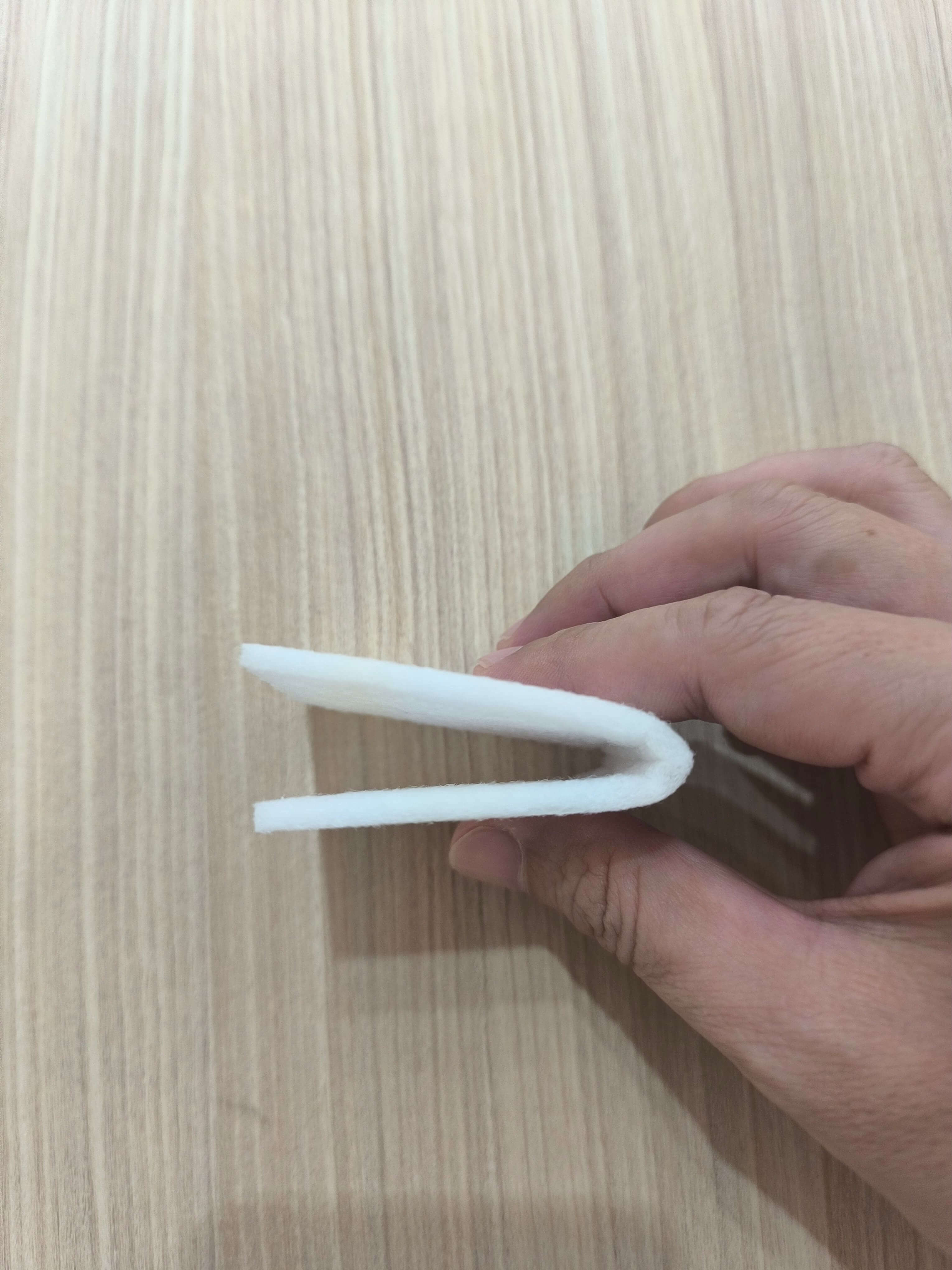 手持並彎曲 Second Sponge 菜瓜布,展示纖薄與柔軟的樣態