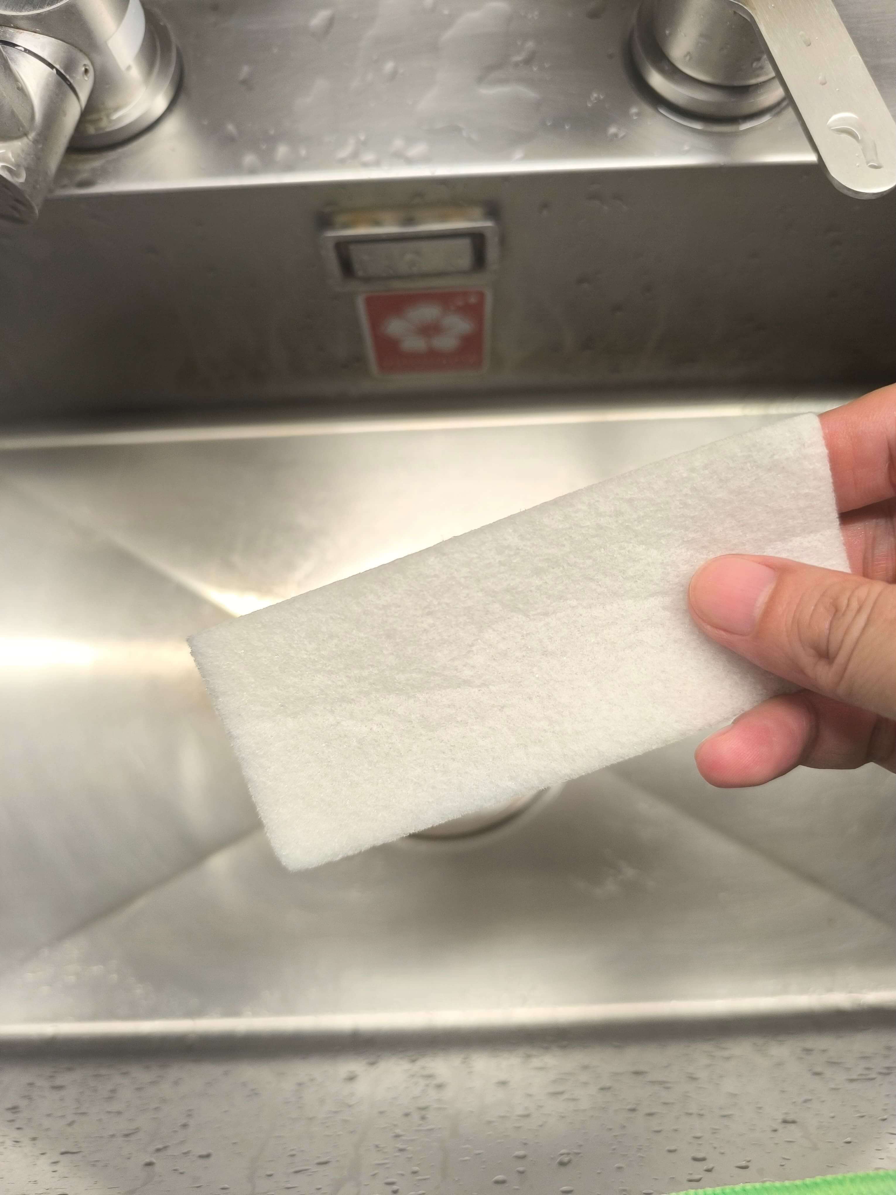 甩水後,手持 Second Sponge 菜瓜布